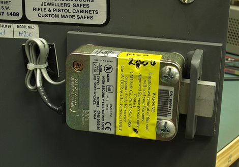 Cerrajero atendiendo apertura de caja fuerte en Granollers
