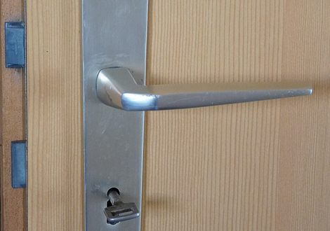 Cerrajero abriendo una puerta en Granollers con herramienta profesional